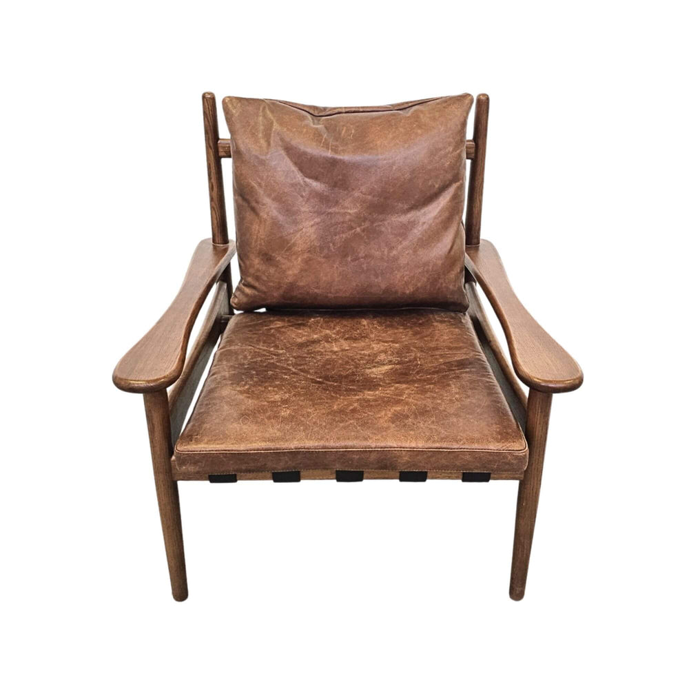 Front view of Asikni chair with leather cushions