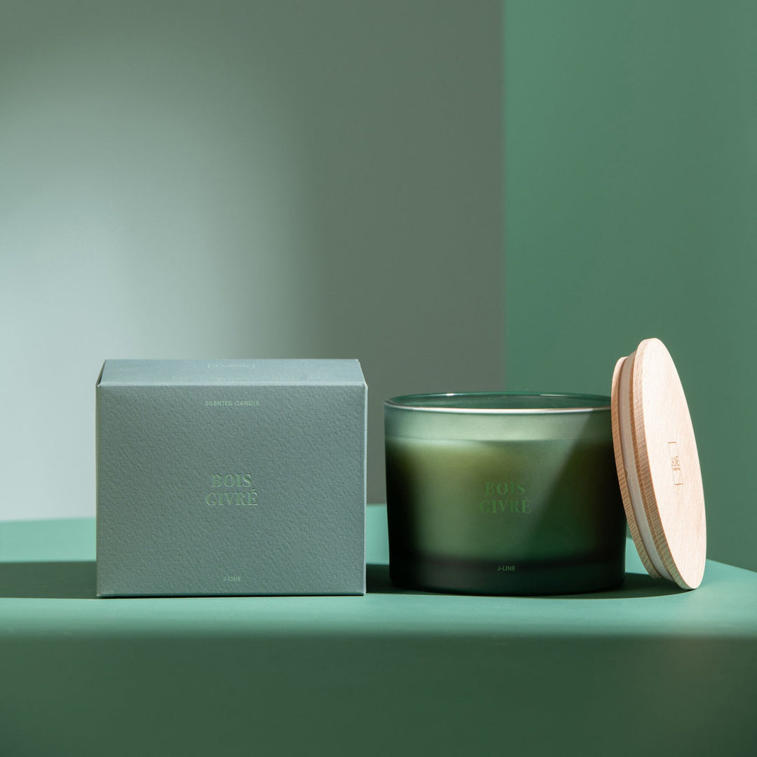 Candle and packaging set of the Bois Givré scented candle displayed in a winter-inspired scene.