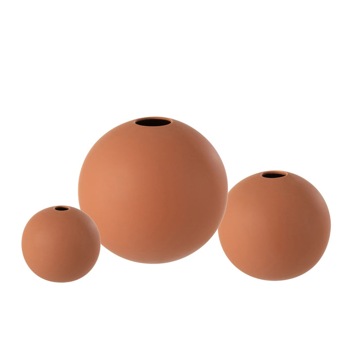Set of Coral Mate Vases in matte ceramic in assorted spherical sizes.