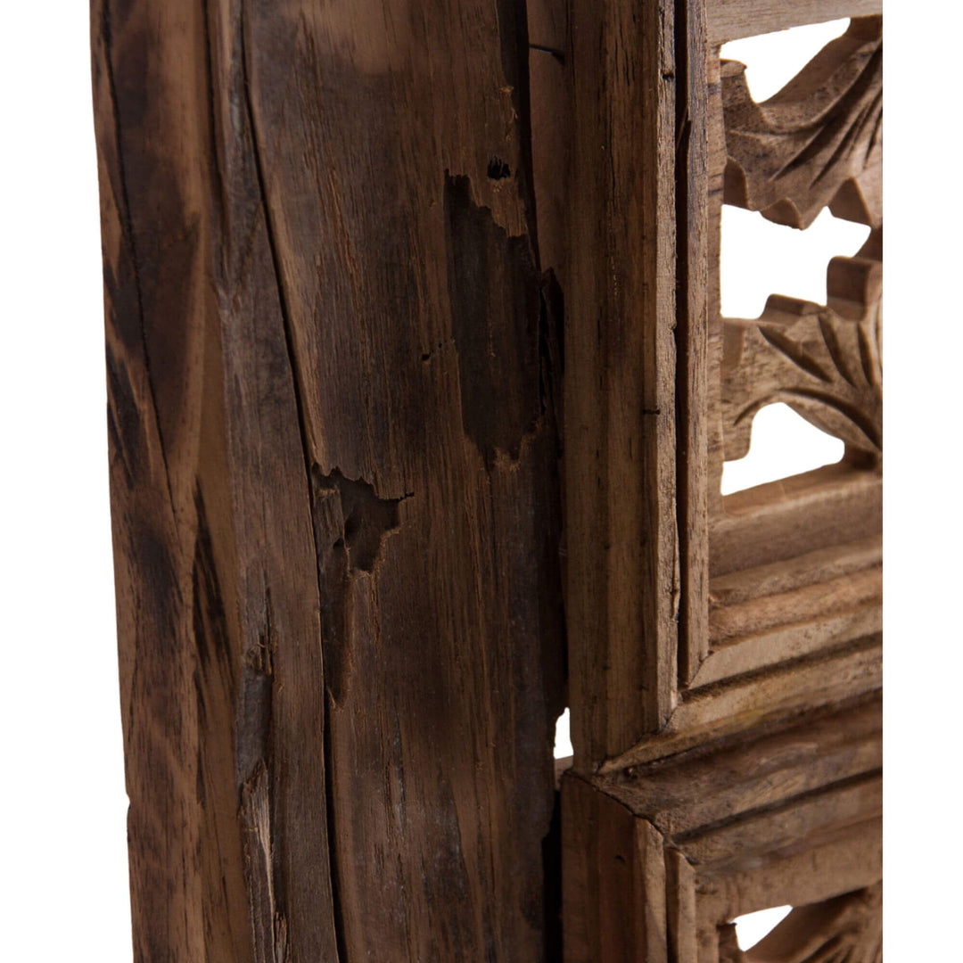 Close-up of the panel´s frame details. 