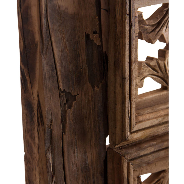 Close-up of the panel´s frame details. 