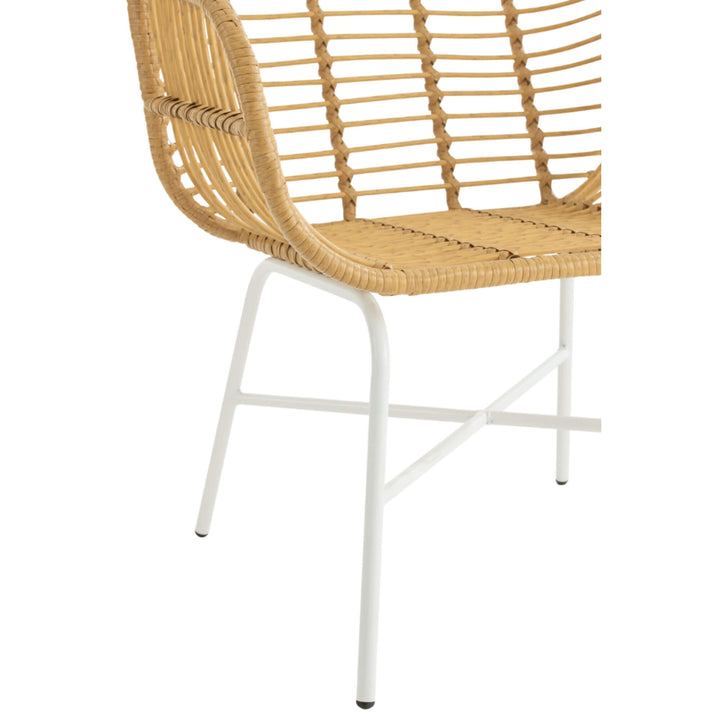 Close-up of cubaguas metal legs in white color