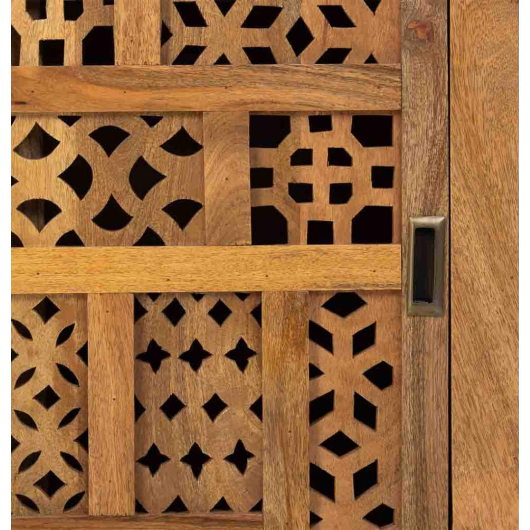 Close-uo of kora buffet carving.