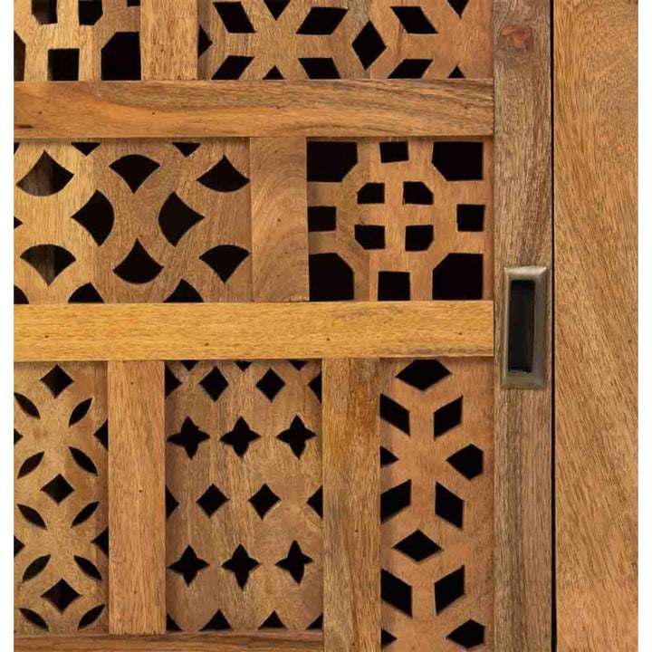 Close-uo of kora buffet carving.