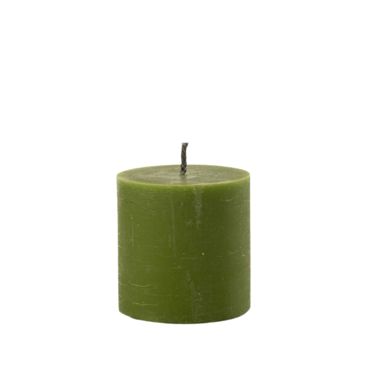 Front view of the Mahé Green Outdoor Candle in bold green paraffin.