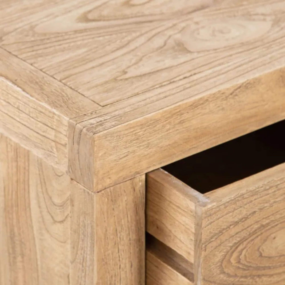 Close-up of mindi top corner