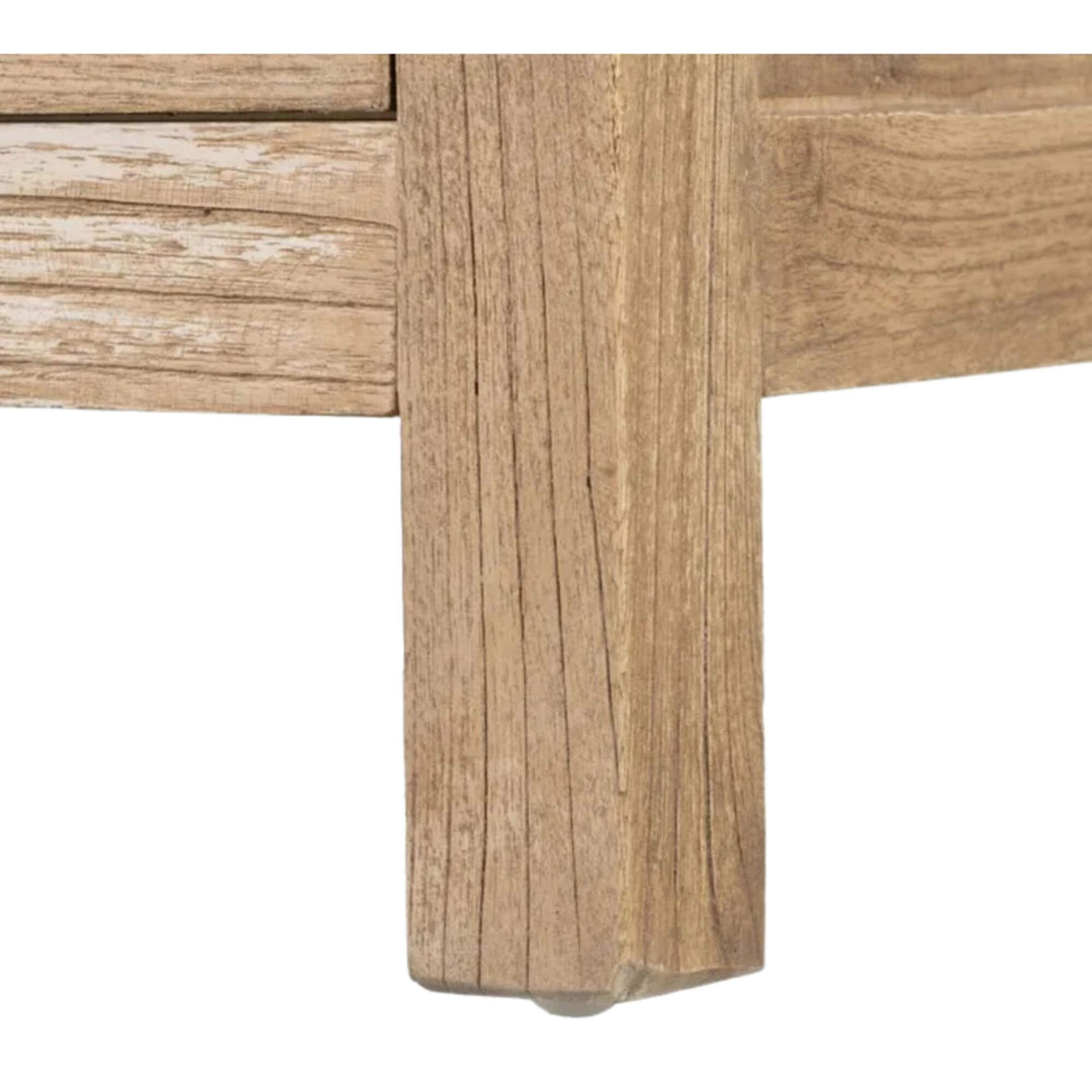 Close-up of mindi legs