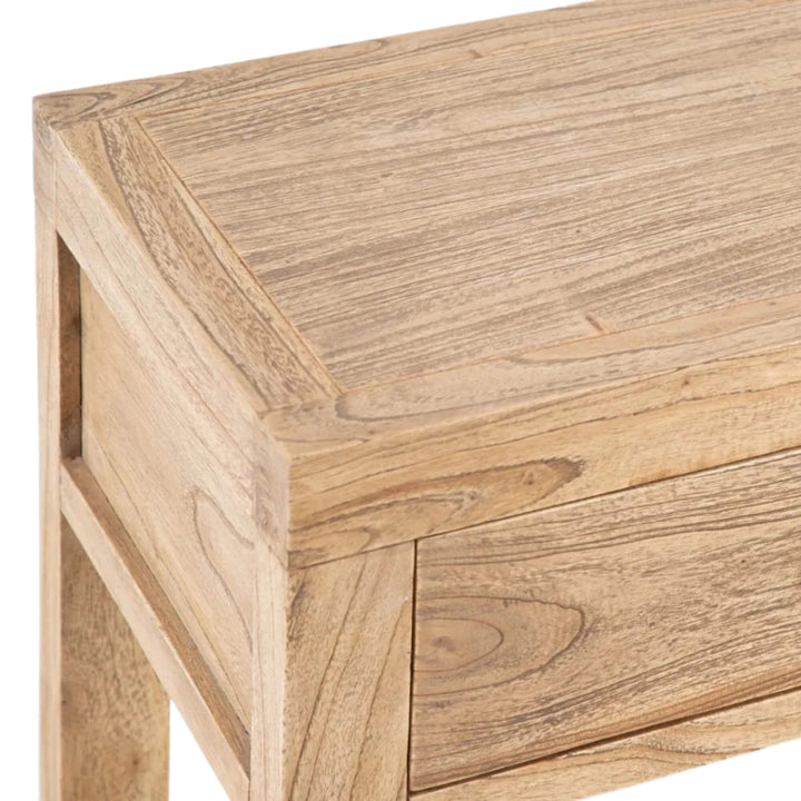 Close-up of mindi top corner