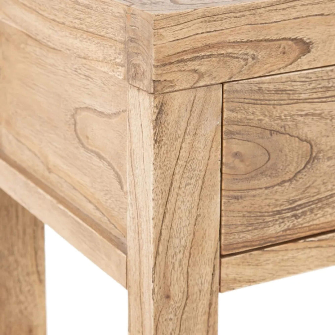 Close-up of mindi top corner and wood grain detail
