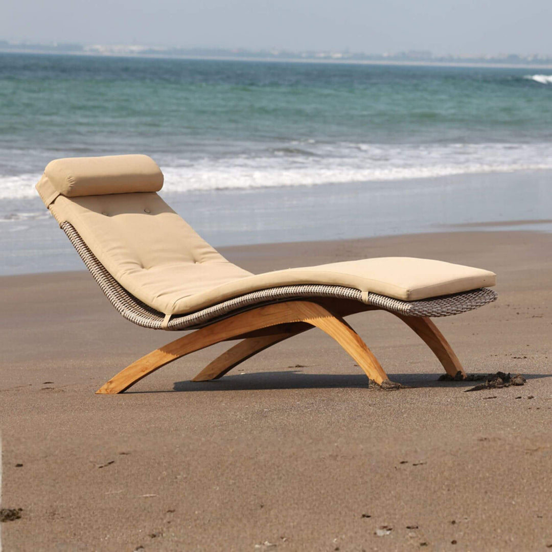 MONTEROSSO SUNBED on a sandy beach with ocean waves in the background