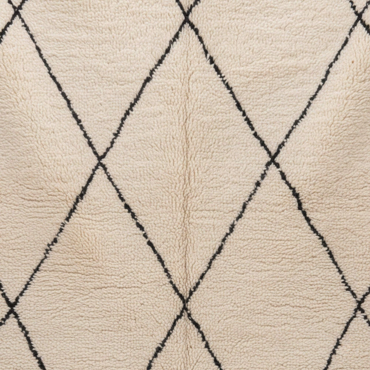 Close-up of the handwoven wool texture and diamond lines.