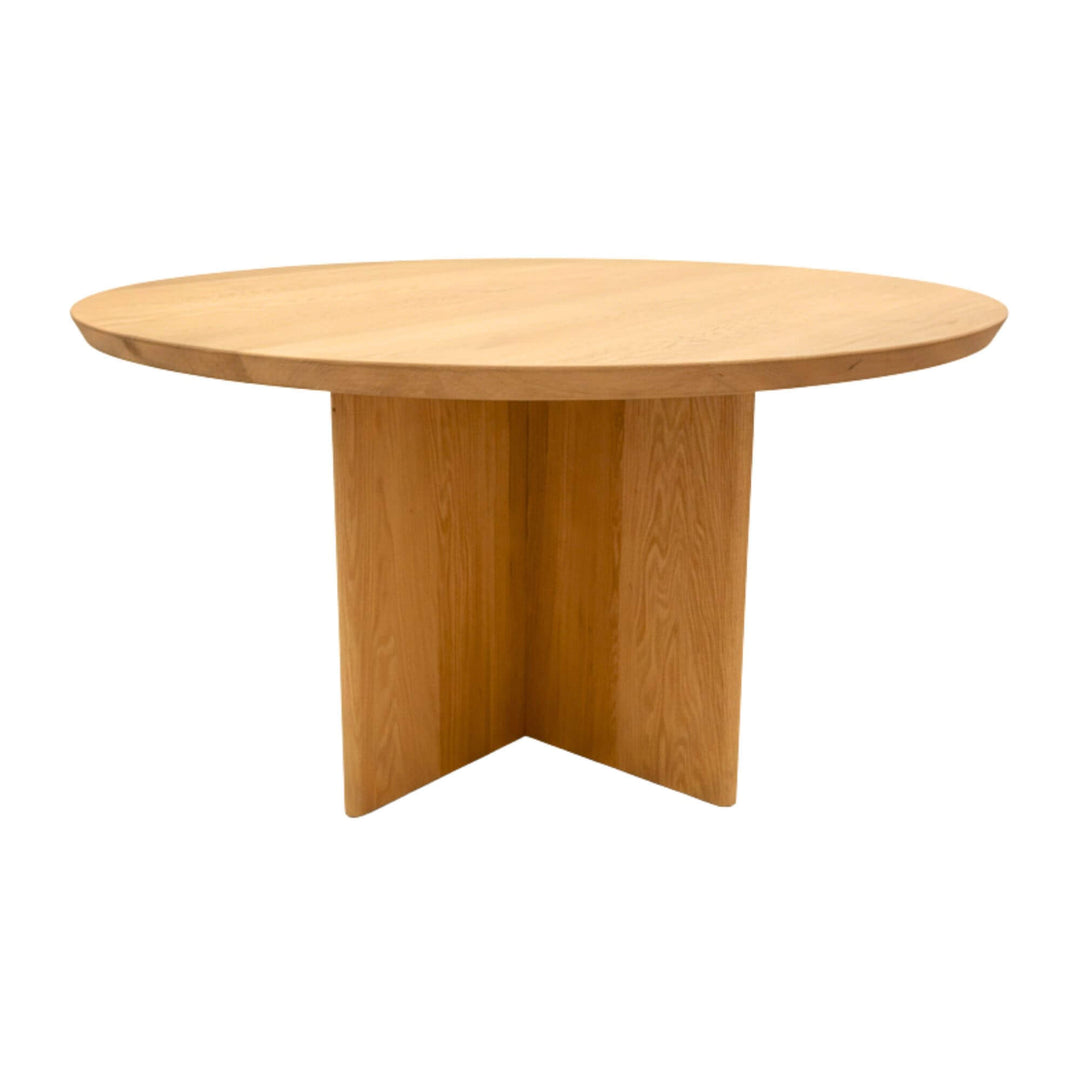 Side view of the oak wood dining table highlighting its natural grain.