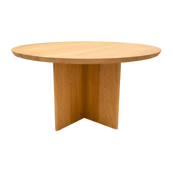 Side view of the oak wood dining table highlighting its natural grain.
