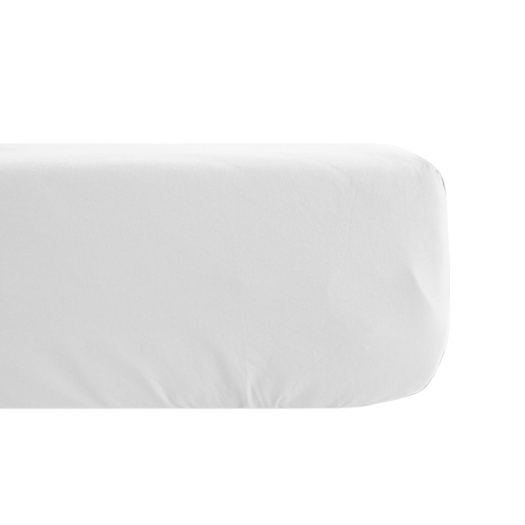 Detail of the Opera fitted sheet highlighting its breathable fabric and natural drape.