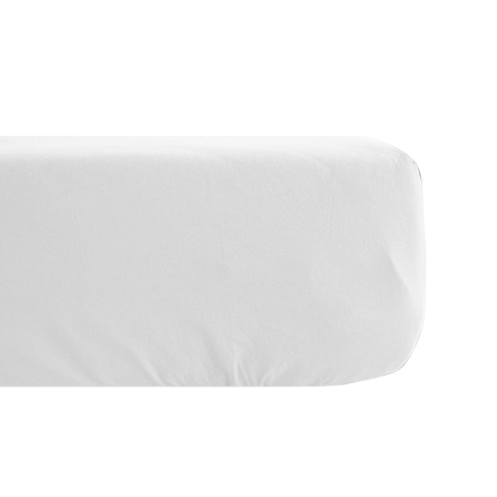 Detail of the Opera fitted sheet highlighting its breathable fabric and natural drape.