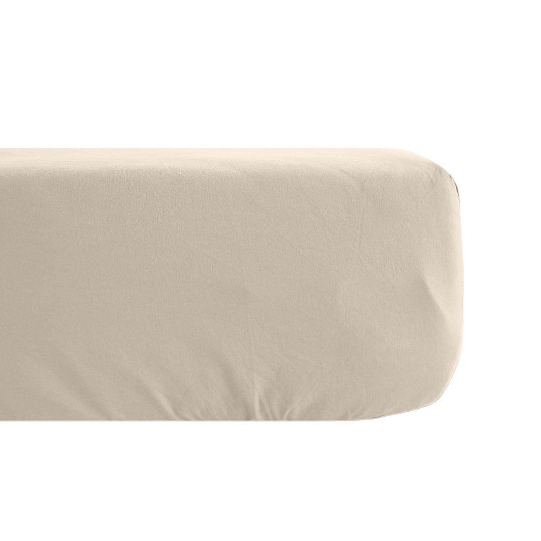 Detail of the Opera fitted sheet highlighting its breathable fabric and natural drape.