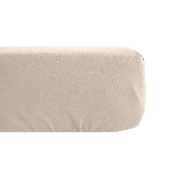 Detail of the Opera fitted sheet highlighting its breathable fabric and natural drape.