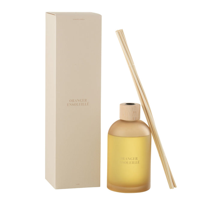 Diffuser bottle and reeds alongside the Oranger Ensoleillé minimalist box.