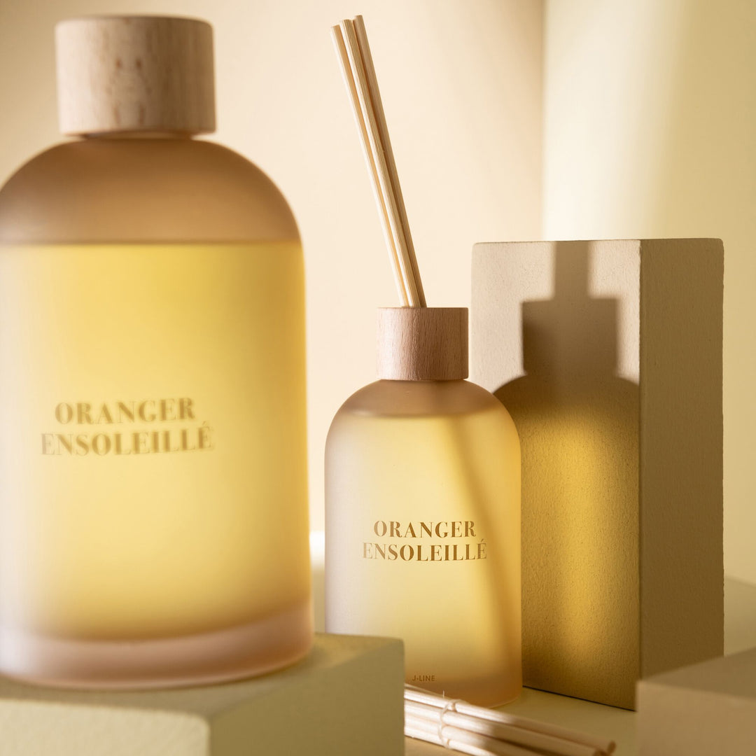 Close-up shot of the small Oranger Ensoleillé diffuser set with reeds.
