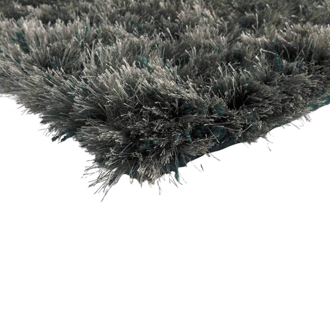 Close-up of the plush fibres showing the rug’s thick pile.