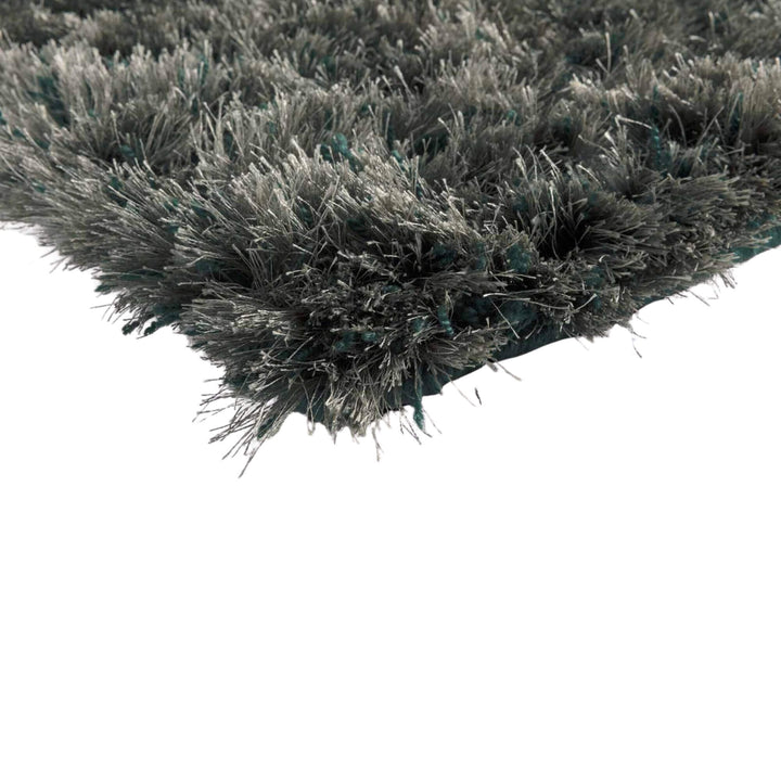 Close-up of the plush fibres showing the rug’s thick pile.