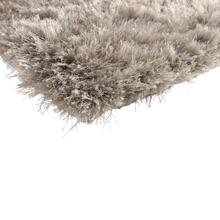 Close-up of the plush fibres showing the rug’s thick pile.