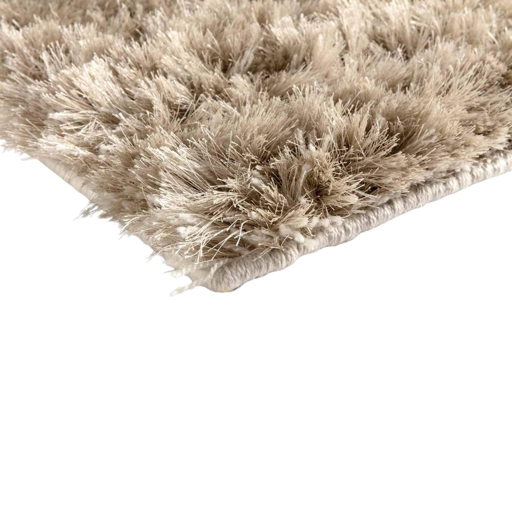 Close-up of the plush fibres showing the rug’s thick pile.