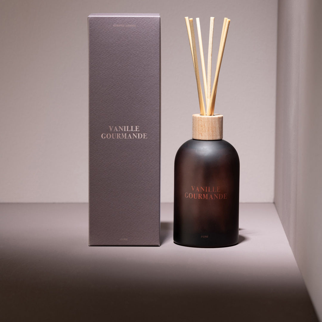 Styled interior setup featuring the Vanille Gourmande diffuser beside its packaging.