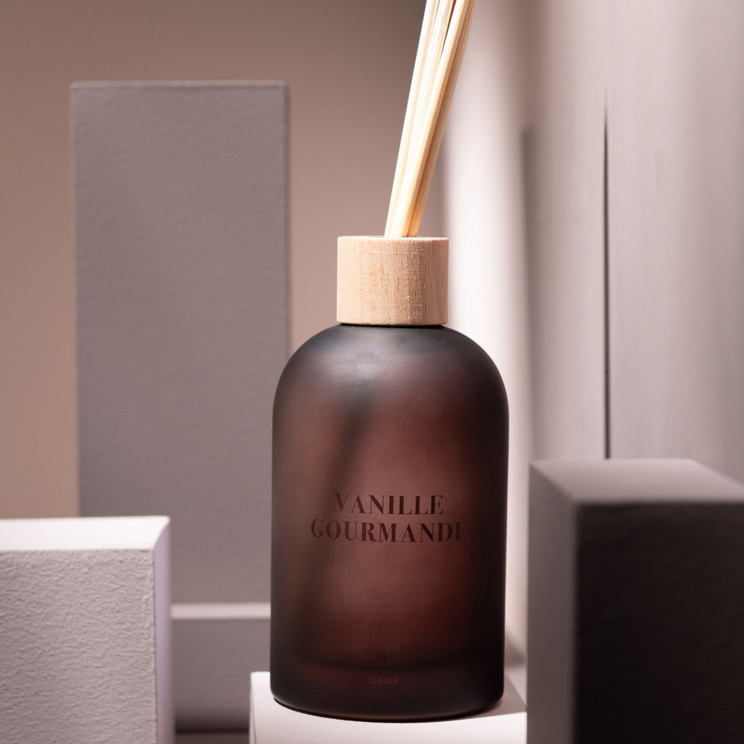 Styled interior setup featuring the Vanille Gourmande diffuser beside its packaging.