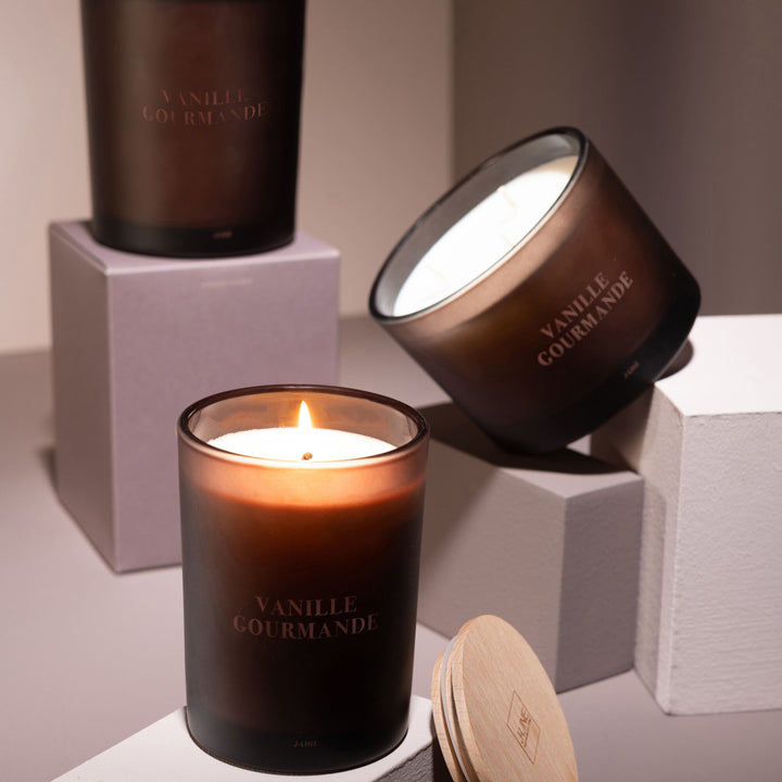 Close-up of the candle label and wooden lid of the Vanille Gourmande scented candle.